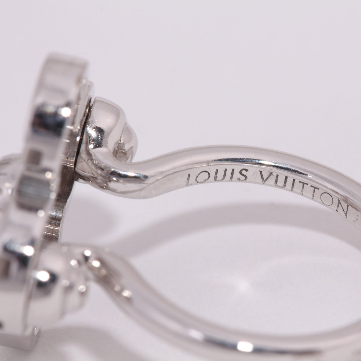 Louis Vuitton used ing Clover white gold and diamond.