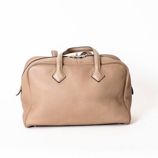 Handbag Victoria leather Togo grey tourterelle color