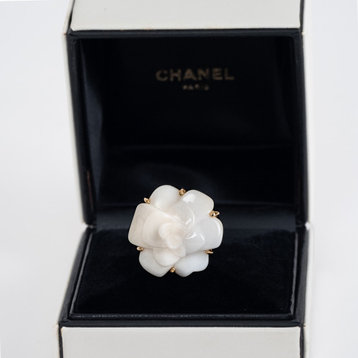 Ring Camelia large model 18k yellow gold and white agate