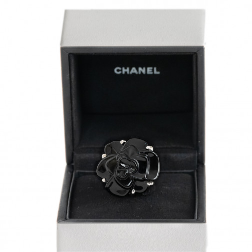 Ring Camélia medium model 18k white gold and onyx