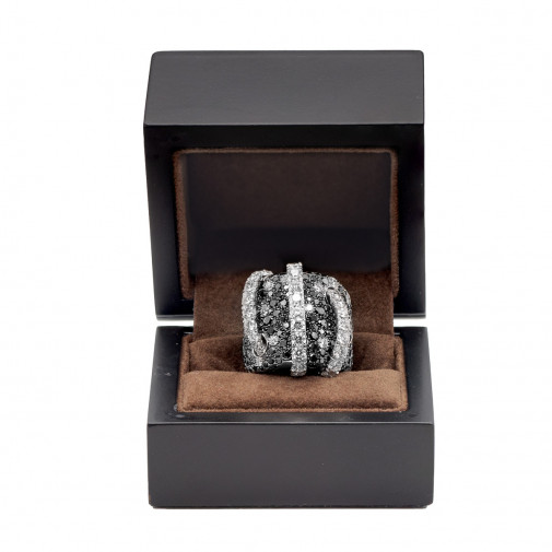 Superb and imposing 18k white gold ring set with diamonds