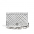 Wallet on Chain handbag in gray patent leather
