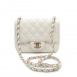 Le sac Mini Classique en cuir caviar blanc cassé