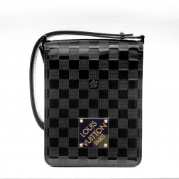 Club handbag in black damier patent leather